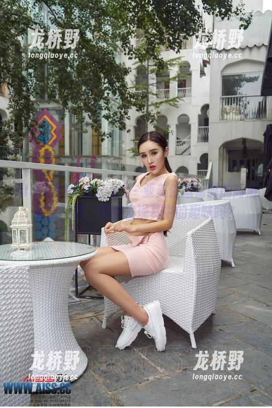 AISS爱丝(黄金版) - 亚美依逛街时的高清秘密呈现，你能发现其中的趣味吗？