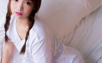 GIRLT果团网 - 圈子里流传的周妍希美脚壁纸，让人无时无刻不想打卡，一副欲罢不能的样子。