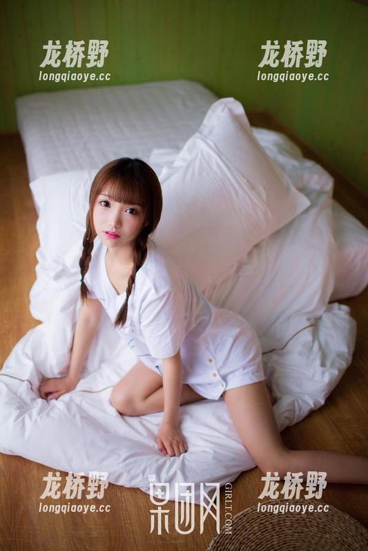 GIRLT果团网 - 圈子里流传的周妍希美脚壁纸，让人无时无刻不想打卡，一副欲罢不能的样子。
