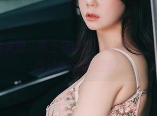 桌上有美图，地上有美脚，Sia(시아)从未放弃过自己的绝招。