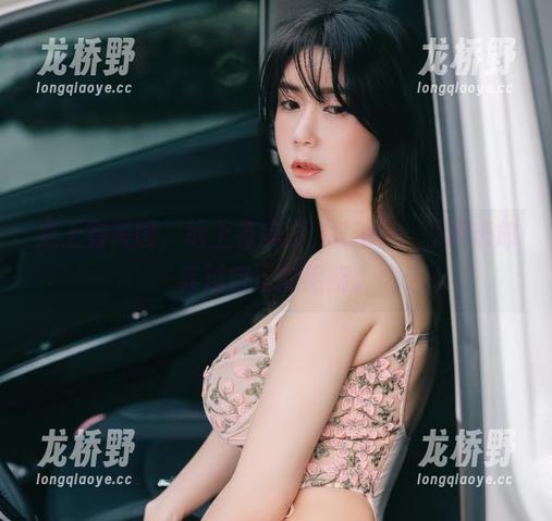 桌上有美图，地上有美脚，Sia(시아)从未放弃过自己的绝招。