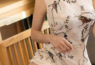 UGirls尤果网 – 汪汪！直接跳进孟狐狸的泳池套图，无圣光抛开所有顾虑