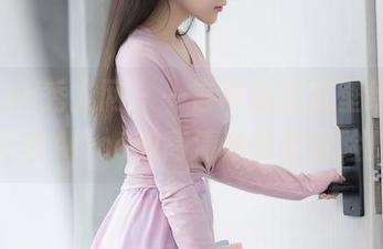 Xiuren秀人网 - 一言不合就变壁纸,容容容Alice的高清办公室冒险!