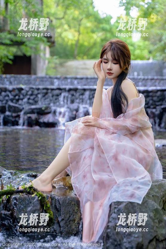 Xiuren秀人网 - 写真里的小热巴戴着高跟鞋，似乎在说：别小看每一步！