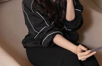 Xiuren秀人网 – 王馨瑶Yanni的泳装写真：春风十里，不如随意一泳，想想都开心。