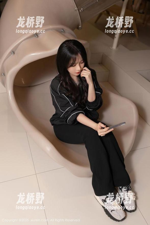 Xiuren秀人网 - 王馨瑶Yanni的泳装写真：春风十里，不如随意一泳，想想都开心。