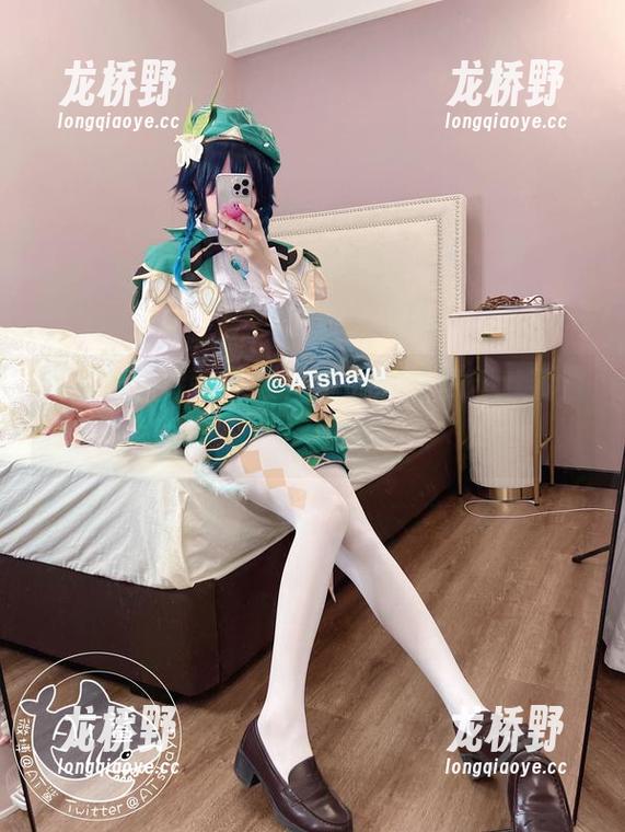 在楼道里捡拾黑丝，免费照片来自at鲨鱼，值得一看！