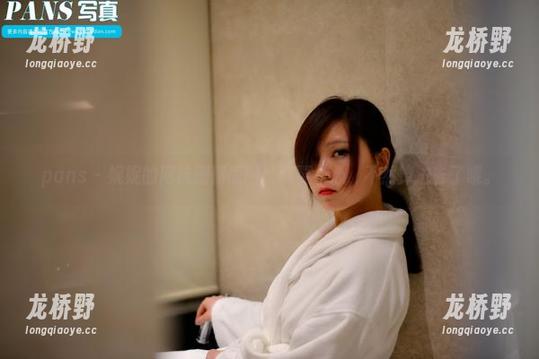 pans-妮妮 pans - 妮妮的网袜剧情原图:真要小心,不然掉进去了哦。