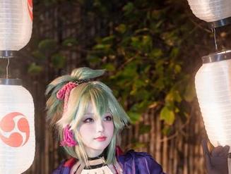 七七娜娜子的“私拍怎能少了”布莱默顿旗袍,“不小心”给自己加了分。