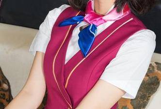 克拉女神 – 依娜丝连衣裙更新，看起来像从时光机里走出来的。