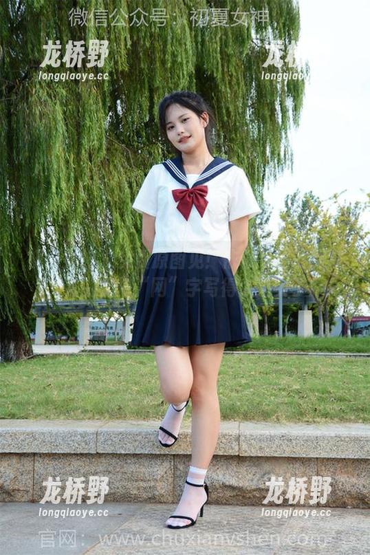 初夏女神 - 免费原图见！依依手里的网袜，真的是把“网”字写得太落实了！