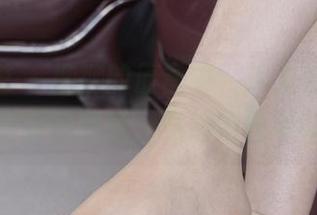 南国足艺 – 柳柳的原图中，沙发与无暇肉丝美脚的邂逅，竟然如此和谐！