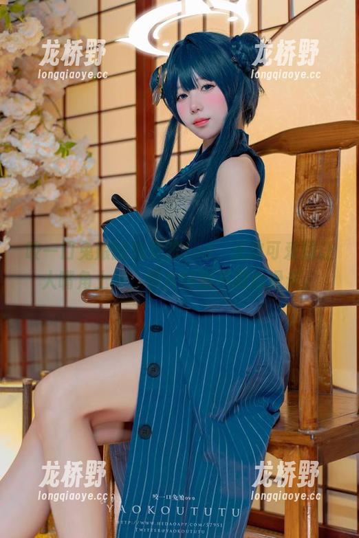 咬一口兔娘的兔女郎cos，无敌可爱到让人嘴角上扬，图片好到不忍心滑走。