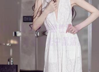 头条女神 - 美足写真随性而动，火儿的影子在无圣光中飘荡。