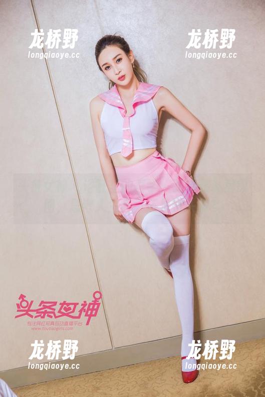 头条女神 - 浴缸里的哲学：莫晓希私房原图，思考人生吗，还是洗头发？
