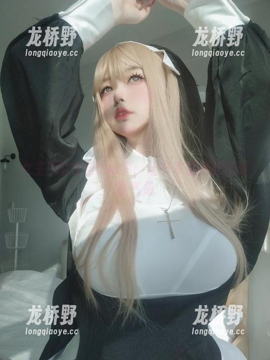 女主K的校园cos梦：让书本都嫉妒的青春气息