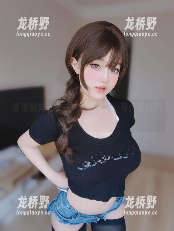 吉他妹妹在女主K的镜头下，写真里的声音好像穿了越来