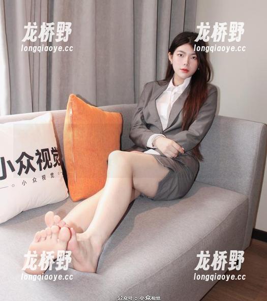 小众视觉-雪糕 小众视觉 - 雪糕”与女孩,彼此交融。“她的图包仿佛在说,是我,让你消融。