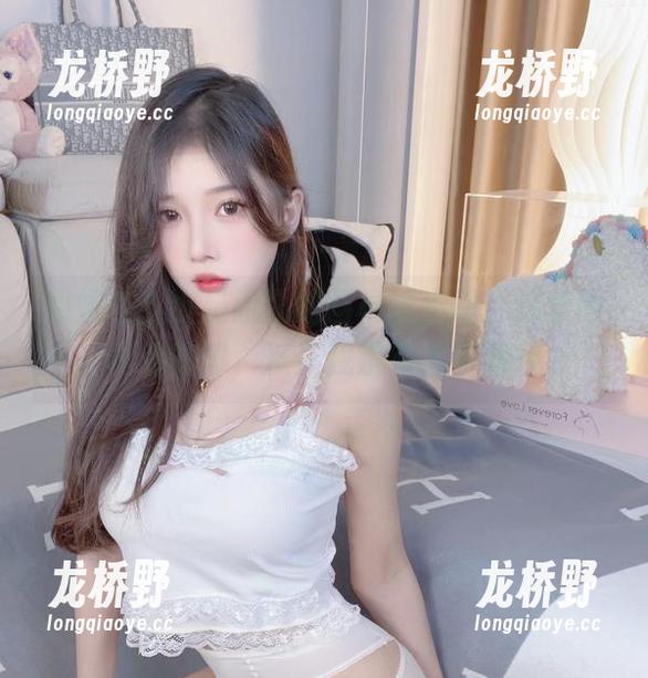 姐姐在小小奶瓶儿的画框里走动，这套图真心懿博，反正我没有太多期待