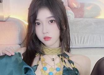 来瞧小小奶瓶儿的原图“丝带女友”，本来在期待啥，结果锁住的是脑细胞。