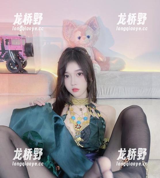 小小奶瓶儿 来瞧小小奶瓶儿的原图“丝带女友”,本来在期待啥,结果锁住的是脑细胞。