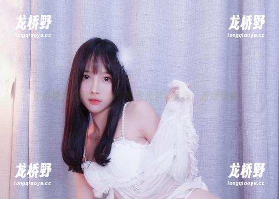 小小奶瓶儿图包：吊带带你凡尔赛旅行，撩得专业！
