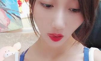 微密圈 – 小玉吃果冻的私拍写真，白丝与光影交织，小小的反差感惹人遐想。
