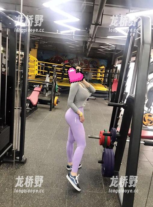 小芯酱 微密圈 - 把小芯酱的连体衣照片划分为“勇敢”和“盲目”。