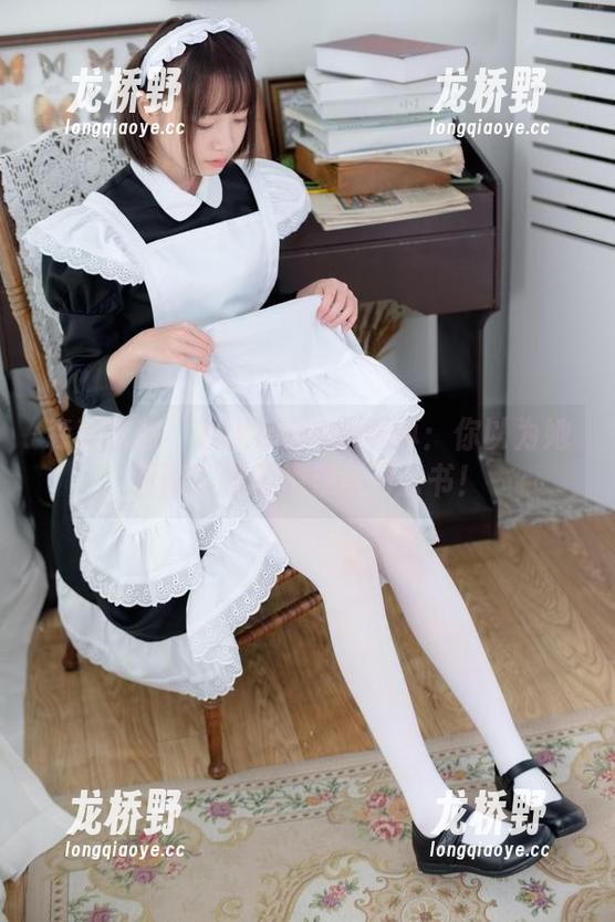 森萝财团-aika 森萝财团 - Aika的校园写真:你以为她画画?其实她在练习丢书!
