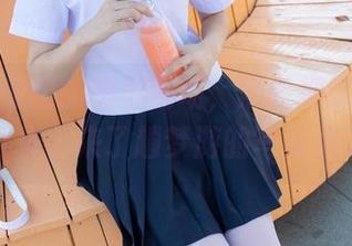在森萝财团的摄影剧场,黑丝细腻,少女穿梭,来了趟梦游的写真集。