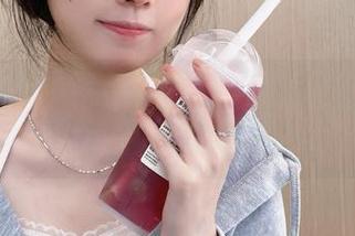 纯白色调的全套写真,炸酱沐沐真有种让人想随便漂浮的魔力。