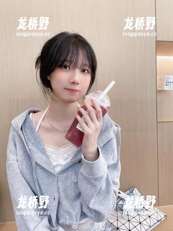 纯白色调的全套写真，炸酱沐沐真有种让人想随便漂浮的魔力。