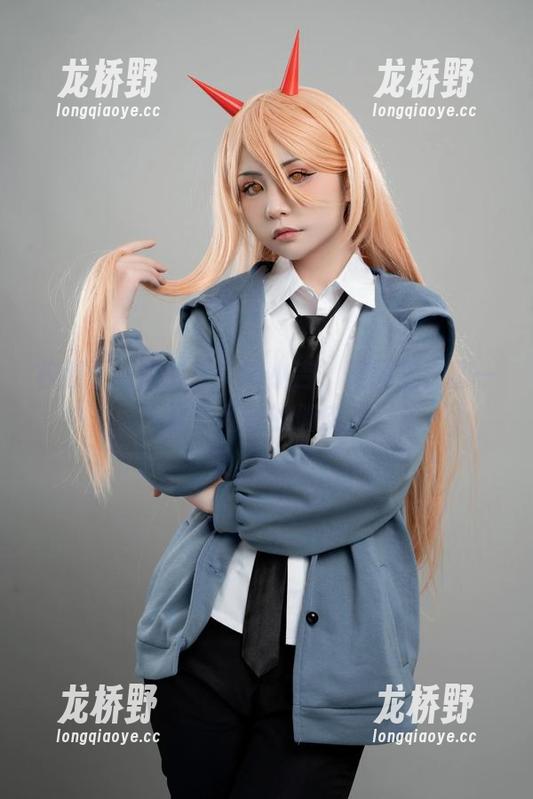 校服下的爆机少女喵小吉，美图里藏着一丝不经意的俏皮。