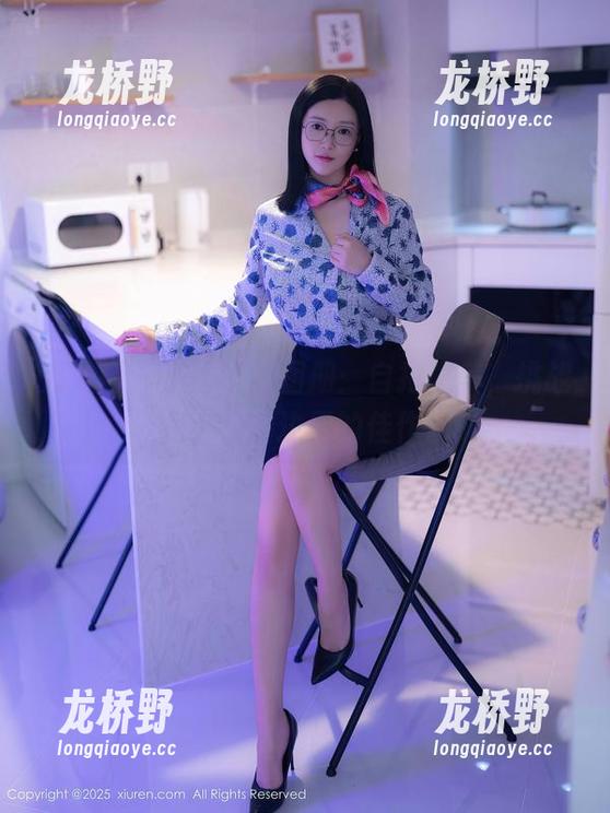 秀人网 - 小逗逗的图册：自拍之美，挑战我小宇宙边界的佳作。