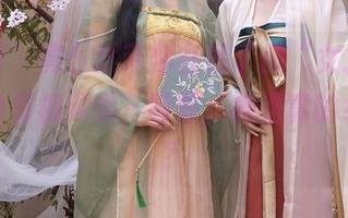 秀人网 – 黄乐然带你在线了解“女友”，图集中有视频哦～等等，她是真的女友吗？