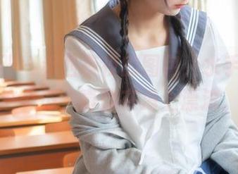 稚乖画册 – 赤西夜夜的图包，水手服搭配这姿态，真像在海上漂流。