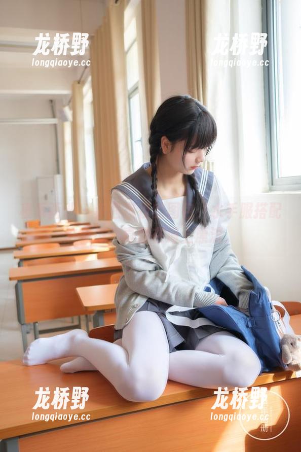 稚乖画册 - 赤西夜夜的图包，水手服搭配这姿态，真像在海上漂流。