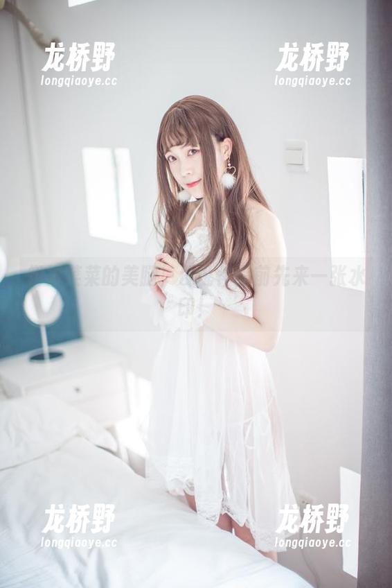 翎柒菜菜 翎柒菜菜的美腿,没说作品前先来一张水印!