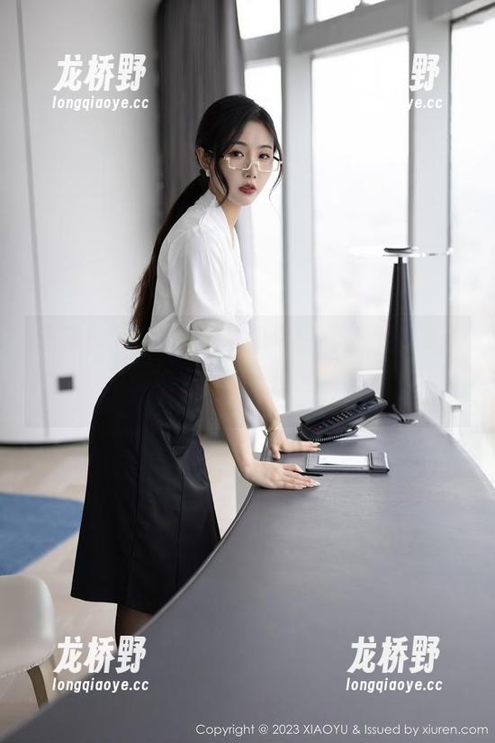 语画界 - 看nova李雅黑白写真，心想：原来一张图也能有那么多黑皮白皮的斗争。