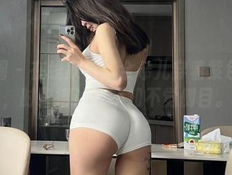 微密圈 - 在线欣赏：金希儿穿着紫色睡袍，时髦得让我不知不觉侧目。