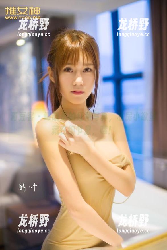 青豆客 - 谭晓彤的红裙写真，私房小欲望藏在细节里，嘿！