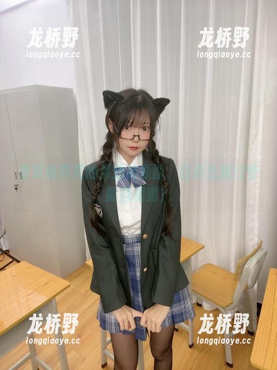 香草喵露露 香草喵露露的黑旗袍原图,自拍乱撞行业的潜规则?