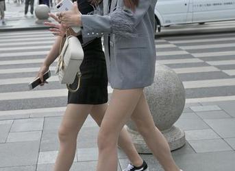 魔镜街拍 - 销售和粉裙：这些图片带你看看婷婷的日常，下载就行！