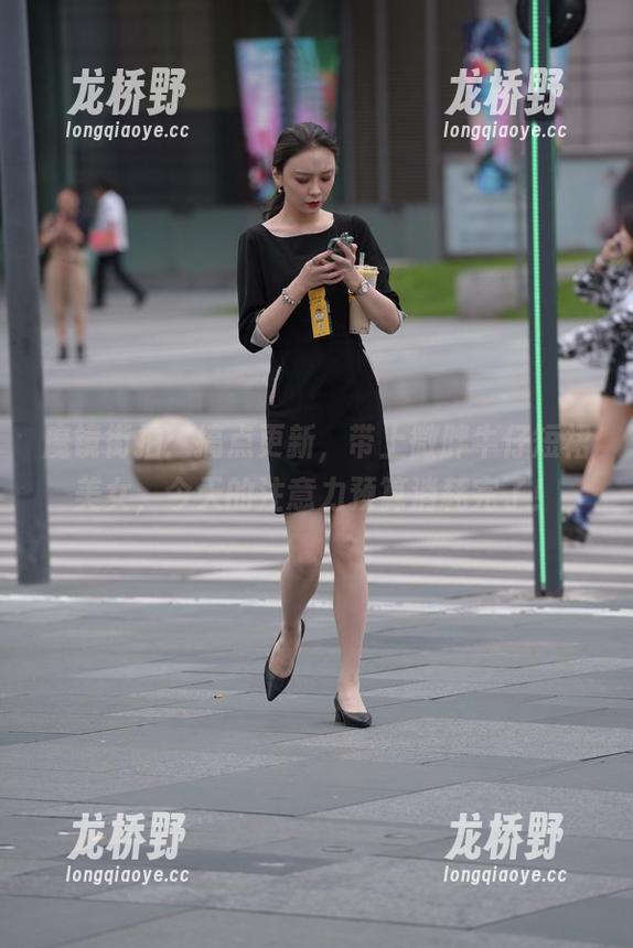 魔镜街拍：搞点更新，带上微胖牛仔短裙美女，今天的注意力预算消耗完了！