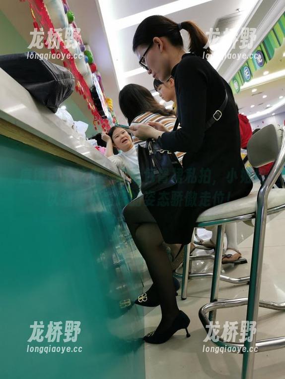 魔镜街拍特供：黑色包臀裙私拍，小姐姐以细跟小高跟的姿态骄傲走位！