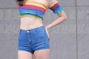 私房写真里的热裤姑娘们，犹如梦中花瓣，魔镜街拍让我想起了这些糟糕的夏天联想！
