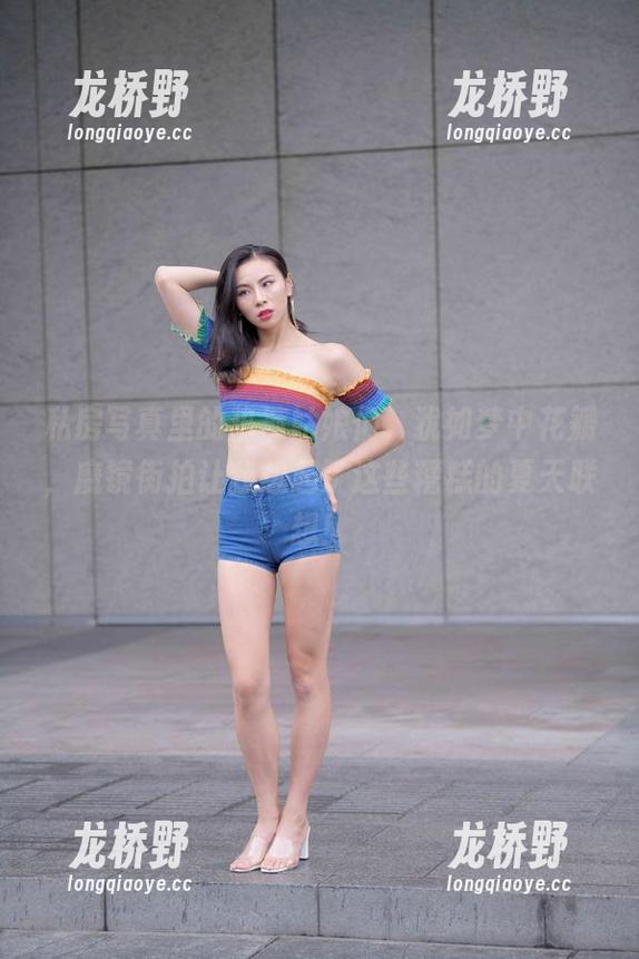 私房写真里的热裤姑娘们，犹如梦中花瓣，魔镜街拍让我想起了这些糟糕的夏天联想！